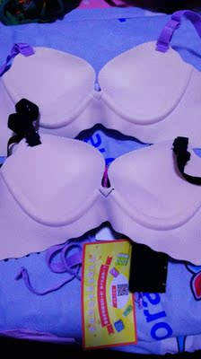 超喜欢,颜色很正,无钢圈的款式,弹性。都是很好的,杯体我以为是薄款的实际是上薄下厚的,聚拢效果超级棒。还送了一副肩带,一个背扣。很不错啦✌ 超喜欢,颜色很正,无钢圈的款式,弹性。都是很好的,杯体我以为是薄款的实际是上薄下厚的,聚拢效果超级棒。还送了一副肩带,一个背扣。很不错啦✌