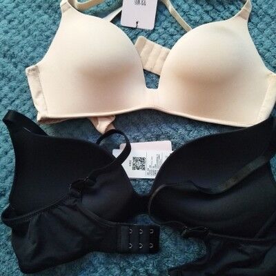 威-信, 公 众 号 搜  信惠有道，用劵买的，我穿上有一点点空杯 不过整体质量不错 嗯对是这样 质量是很好的 很实惠 准备再次入手啦穿着舒适，只是银灰色太淡像灰白色，是轻薄款，小胸不是很推荐！物流挺快的，不厚穿着挺舒服，下水之后有一点味道但不褪色。咖啡色真的特别好看，料子摸上去滑滑的，很棒，喜欢料子摸起来很舒服，很贴身，做工也挺细的，下次还会回购！[图片][图片][图片][图片]