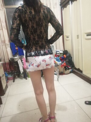 还行吧 穿着感觉不错，嗯 裙子摸着手感挺好的，