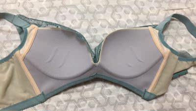 现在比较喜欢这种无钢圈的内衣 不厚但是胸很有型 有一定聚拢效果 刚买回来的时候味道比较大洗了三回这样就没味道了 还有就是延长扣必须跟客服备注才会有