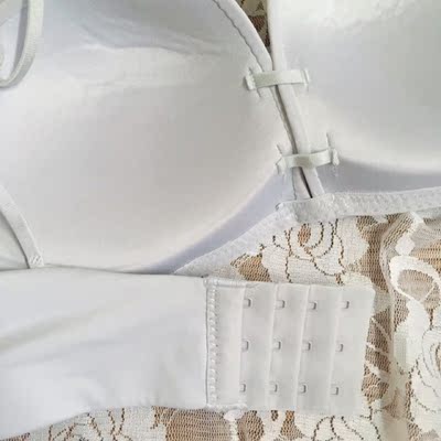 整体好评。穿着不会掉下去 后面都是硅胶？很防滑。但是一分钱一分货 整体穿着还是比较闷的，适合秋冬 夏天穿很热 洗了一次罩杯角上就有点皱 图。装带子的那个地方左右也有大小😂 一边好拆卸 一边特别困难。还送了个透明带 不错