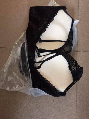 在靓靓胖大仙直播间买的，款式很漂亮，一直担心质量，直到收货后可以大大放心了，虽然中间出点小插曲，但客服售后很好，也很耐心的解答，内衣还有有点小线头的，强迫症的我不管买任何衣服内衣底裤都会先剪掉线头然洗洗再穿，海绵垫的厚度很适合夏天穿，薄厚刚刚好，聚拢但不是很提杯毕竟是细肩带的，总之很满意！