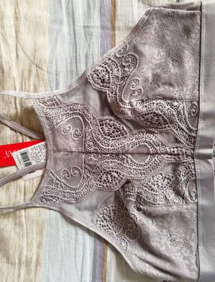 宝贝不错，看着质量也还好，试穿了一下还行，第一次穿这种的，不过薄一点贴上乳贴比较好一点，等穿个几天试试再来评价，先上几张图吧，肩带后面可以调节松紧右边有一个小钩子，勾住的话又是另一种感觉，总体感觉还不错