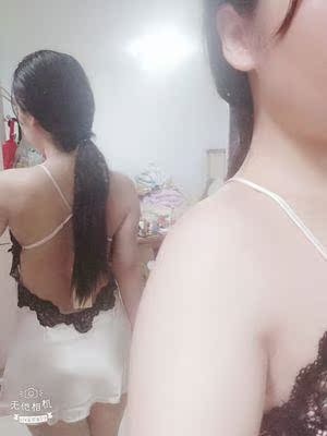 带点粉的 ，不知道为什么我拍摄不出来，穿上效果挺好的，我个人觉的很合身，效果很好，很不错，面料摸起来，挺细腻光滑的，我平常衣服习惯洗了熨烫，蛮喜欢的，这个款式好看，能不能出个带外搭的啊，反正我觉的不错。