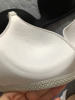 内衣底围偏小，内衣的味道很大，试过很多方法都很难消，真的不太敢穿，再吐槽一下物流和服务，实在要改善，1号下单到10号才收到，深圳到东莞本来隔天就到了。实在给不了五星好评