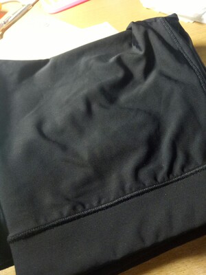 打底裤衣服非常满意，面料很光滑，穿上很舒服凉凉的很好，夏天穿很棒，也不卷边，弹性也大。推荐给大家，超级好，好评。