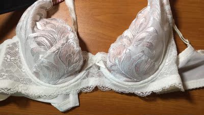 很舒服 很漂亮 但感觉比平时穿的罩杯小一个码呢 很舒服 很漂亮 但感觉比平时穿的罩杯小一个码呢