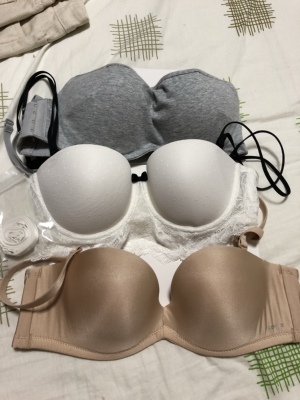 第一次买还不错哦,买了三件最喜欢白色这件,很贴合而且是薄杯夏天穿也不热,灰色这件是夏天必备啦,穿着也还不错但是感觉有点厚,肉色这件好像码比其他两件小,有一点压胸,但是拆掉肩带都不会掉 第一次买还不错哦,买了三件最喜欢白色这件,很贴合而且是薄杯夏天穿也不热,灰色这件是夏天必备啦,穿着也还不错但是感觉有点厚,肉色这件好像码比其他两件小,有一点压胸,但是拆掉肩带都不会掉