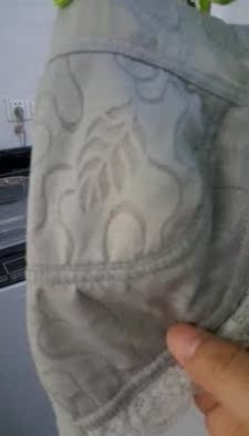 内衣质量很好，内衣里面是纯棉的布料穿着舒服，蕾丝花边穿着好看，不扎人，肩带宽不勒人。值得购买。