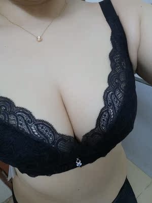 穿着挺不舒服，之前买了两件，又来买两件，本身又胖，在穿海绵的就吓人了，就买这种薄的，没想到没海绵，没钢圈也能聚拢哦，不错不错