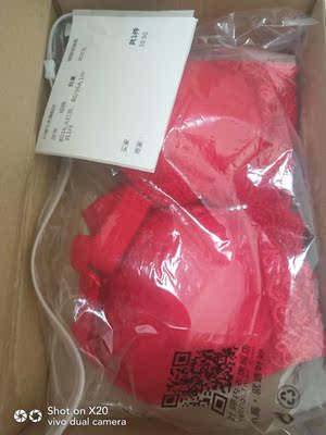 物流很快，但是包装盒都坏了，也没有色差。不知道掉色严不严重。