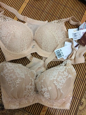 一直以来都穿你们家的衣服，质量和实体店的一样，价格还实惠，客服瑶瑶人很耐思，即使很晚了也很有耐心 ，以前一直穿75B，给了数据给到客服，建议买了80B，一收到就试穿了一下很舒服，合身，感觉以前没有买对内衣，哈哈哈，还送了一些小礼物开森，满意，赞