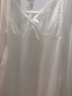 是纯白不是米白色的 做工挺好 没见着线头啥的 弹性很好很软很贴身 客服推荐的码数也正确 保密发货 送的很快就是腰带单独放着 一开始以为是sm？？？2333挺短的 不能当普通睡衣穿啦