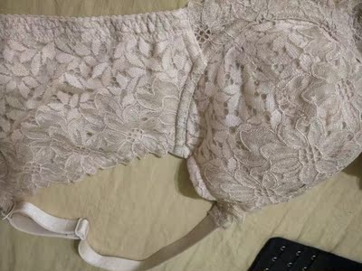 就先说颜色1肯定和图片上的色差，但是两边颜色还不一样深，最重要的，蕾丝边都是很粗糙的，照片看起来不明显，照片本来就美颜了，我没想到品牌的内衣怎么是这样？看来就和我也穿了一年的内衣是一个样