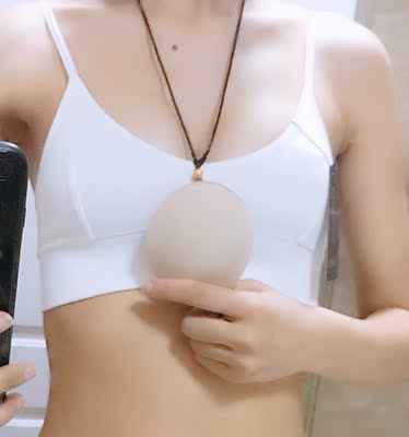 这款内衣加入购物车犹豫了一下还是拍了，刚开始怕这么薄的两层布会不会凸点，结果收到试了并没有，卖家还送了胸垫，这个质量还真的蛮好的，一分价钱一分货，棉质很舒服有弹性，平时穿3**罩杯的本人属于偏瘦的Ｓ号有点紧，但是也能穿，喜欢背部的设计，值得购买！