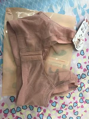 跟期待的一样，非常适合像我这种的平胸妹纸穿，大爱，以后还会光顾哒！