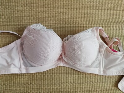 有点厚，不过尺码很准，穿着很舒适也不勒 聚拢效果很好