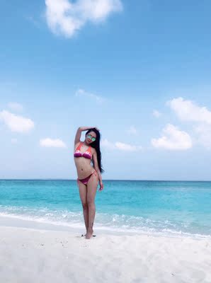 比基尼太漂亮了，特价时买的，好划算质量没得说，还有一套连体的也好看，在马尔代夫拍了很多美照，很范儿 好喜欢?