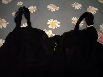 拿到包裹拆开后很惊喜，跟图片展示的一样。裙子的做工挺好的，布料也好，上身穿着也很舒服，比之前在其他家买的睡裙要好，总之很满意，最主要的是老公也很喜欢😉