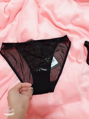 包装很精致，小内内也好看，买了三条送了一条，送的这条摸着也舒服，只是我不喜欢高腰裤。都摸着舒服