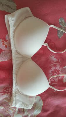 尺码比较标准,穿着不勒,很舒服,几乎没有聚拢效果,送了延长扣,洗了一次没有变形。 尺码比较标准,穿着不勒,很舒服,几乎没有聚拢效果,送了延长扣,洗了一次没有变形。