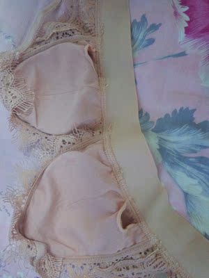 颜值超高，本来是冲颜值买来试试看的，相比价钱来说不是报有很大的期望，没想到价格这么好，物品也很良心，超级满意，里面的设计也很好，有海绵垫可以抽出来，不能说很舒服都还可以，打算再买一件。价格超级良心！