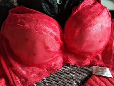 这款穿着贴别的舒服，款式很好看，三个颜色都喜欢，都买了，客服人员特好，有耐心回答每一个问题别，值得推荐购买呦