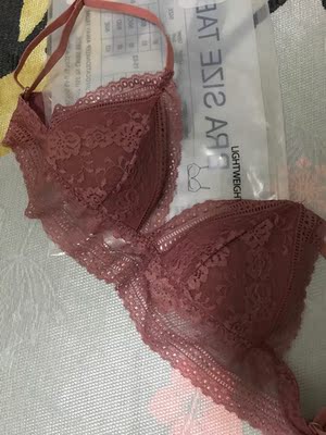 颜色好看 罩杯前边缝合的两条线的确有点尴尬 穿着还行 但是肯定没有运动内衣舒服