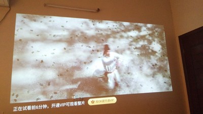 火爆的极米无屏电视Z6X怎么样，白天看得清楚吗？能不能当投影仪