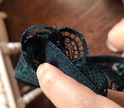 文胸细节做得太差了，到处都是线头，拿到手有些失望，感觉有些不值