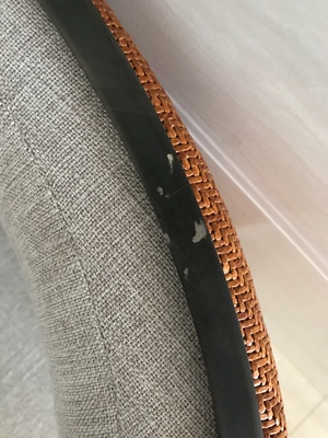 1.实物跟图片完全不是一个颜色 客服说是拍照色差 具体是不是色差 大家自己看照片吧。2.桌子不厚实 地下是空的 不是整块厚板 3.整体晃动感比较强 感觉支架会散 不小心碰到一下角都感觉会断。4.表面的油漆是那种哑光的封闭漆 比较厚 不像图片那样木头的纹路清晰。5.到底是不是进口白蜡木暂时不能确定 不过木头是实木。6.铁的那把椅子掉漆严重 不知道是物流原因还是什么原因，店家答应上门修补，不过暂时还没上门来。