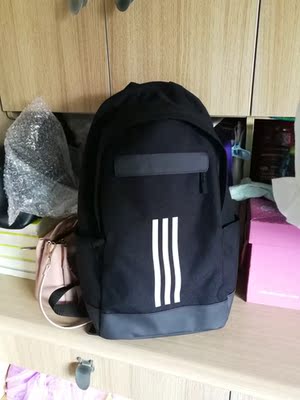 喜欢，可以装很多东西，15.6寸的电脑也能勉强塞进去还能放很多书，喜欢。