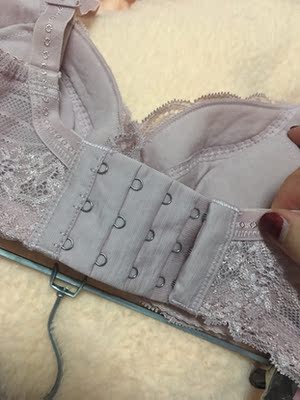 这牌子网评不错，趁着双十一试试的。还没穿过双弧设计的呢，穿上感受挺好的，因为两扣设计，固定差一些，一天下来要拨肉，平时我都是穿四排扣的。挺轻盈，也集中，自带胸垫，垫可以拆的。穿着很舒服，很自由，布料亲肤