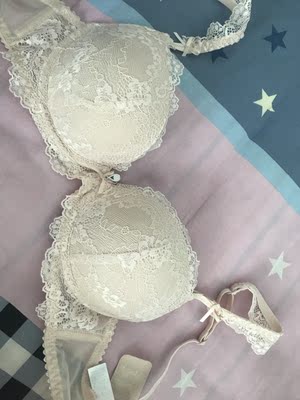 质量非常好啊。穿着很舒服。感觉买的很值。就是里面凸出来那块买的时候没看到。不会有勒的感觉。也不会空杯。