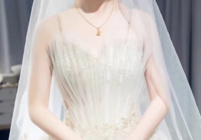 非常满意  很粘 不担心会掉下来 还可以起到向上提拉的效果 厚度很适宜 质量不错 没有味道。料子舒服舒适 比之前买的好很多 以后还会来买 很满意。服务也很好 很愉快的购物体验！很适合拍照和婚礼现场 什么衣服都能配 平时穿也好 总之就是好 太好了 太喜欢了 太满意了