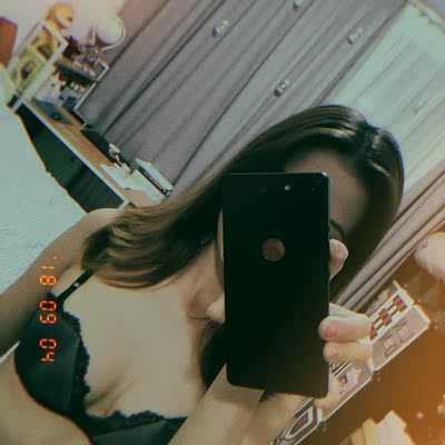 拿到手感觉好小…穿上刚刚好…角角那里有点空 拿到手感觉好小…穿上刚刚好…角角那里有点空