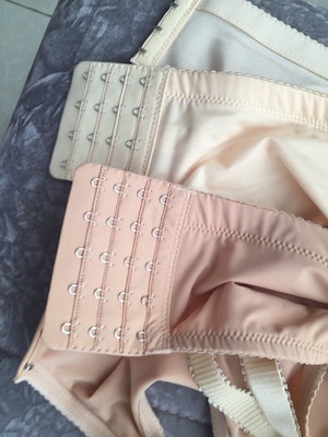 第一次买这种没有海绵的文胸，试穿了一下，感觉还可以，就是胸型没那么好看了，侧翼的面料没有棉，感觉不太舒服 ，大小还合适。