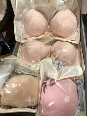 99活动力度很大，买了那么多实付才301多几毛，太划算了吧，商场里最多买两套的价格在这里可以一次性买到爽。包装很漂亮，送人都没问题的，谁还不是个体面人了？（嘎嘎嘎）内衣是每套独立包装的，罩杯下面有垫塑料罩子，防止运输过程中变型，这点很贴心仔细了，要表扬一下。睡衣居然比图片上好看很多，看模特图觉得实在一般，实物还挺有质感的，颜色和花纹也很高级。内衣都是无钢圈的，我平时穿有钢圈的日系文胸居多，内外的无钢圈上身挺舒适的。尺寸确实偏小，我75b穿M下围有点紧，但是穿L罩杯又太空了，所以还是M最合适，有点紧但是不难受。