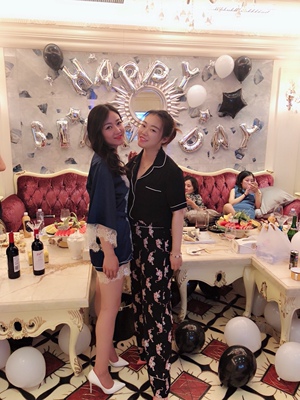 收到之后简直就是惊喜，衣服料子很好，包装甚是完美，谢谢店家，顺丰隔一天收到。看图说话吧