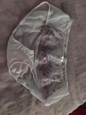 刺绣花很漂亮,蕾丝柔软,穿着的确是很舒服,很喜欢! 刺绣花很漂亮,蕾丝柔软,穿着的确是很舒服,很喜欢!