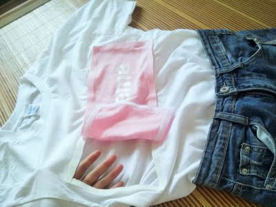 这T恤纯棉的，手感非常柔软，前面魔术贴是亮度，哈哈~确实方便~嘻嘻~