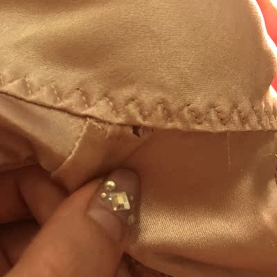 质量太差 买回来用手洗了一下 不敢拧水直接晾干 穿了两天烂了 这个质量像是纸做的 建议大家不要买 四五百的东西 一次性的 而且丝绸的很容易挂丝 一不小心就会挂到