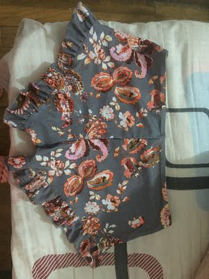 实物颜色比图片深暗，没模特身上那么亮，另外这短裤的长度好像有点不太对。。。总觉得跟图片不是同一款