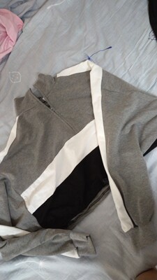 面料很舒服，版型也很港风，夏末秋至之际穿很合适。刚收到有点害怕掉色染掉灰色和白色那层，就先用盐水浸了一下固色，发现...还可以，掉色程度很小（基本没怎么掉色）。日后追加有没有起球吧(๑&bull;ั็&omega;&bull;็ั๑)（