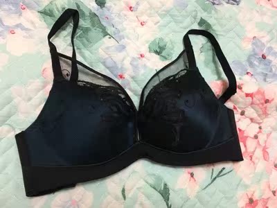 宝贝早收到了，一直忘记评价了，。文胸质量、款式、颜色都很好，比较聚胸，只是对这种大热天来说稍微一厚了点，这款暂时过段时间再穿，准备再拍一个稍微簿一点的，以后内衣就认定你家了。。。。。。。。。。。。&there4;