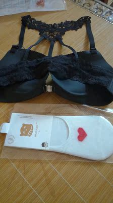 很棒，还送了小礼品，值得购买👍。同事看了也很喜欢，叫我帮她买一件。特别值得一提的是客服很热心，服务态度很好👍👍