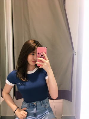 很欧美风，紧身，穿着显胸大，腰部也很收，很百搭