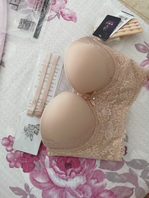 试穿了下 真的不会下滑 有提升效果 聚拢也是有的 但是D罩杯对大胸来说还是有点小 建议可以升级下 整体还说穿一字肩足够了 试穿了下 真的不会下滑 有提升效果 聚拢也是有的 但是D罩杯对大胸来说还是有点小 建议可以升级下 整体还说穿一字肩足够了