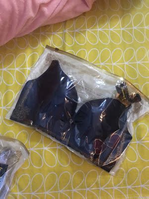 挺好的，聚胸效果明显，就是不怎么包付乳。有点味道。