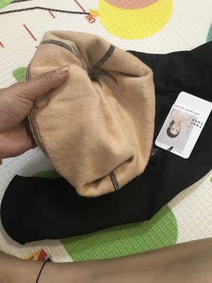 宝贝终于收到了,打开包装一看还是挺惊喜的,里面的绒特别的细腻,迫不及待的试了一下,真心不错,之前我也买过这样的,都不怎么样,但是这一次是真的选对了,黑色是我的专宠色,这下就剩两条大长腿了…… 宝贝终于收到了,打开包装一看还是挺惊喜的,里面的绒特别的细腻,迫不及待的试了一下,真心不错,之前我也买过这样的,都不怎么样,但是这一次是真的选对了,黑色是我的专宠色,这下就剩两条大长腿了……